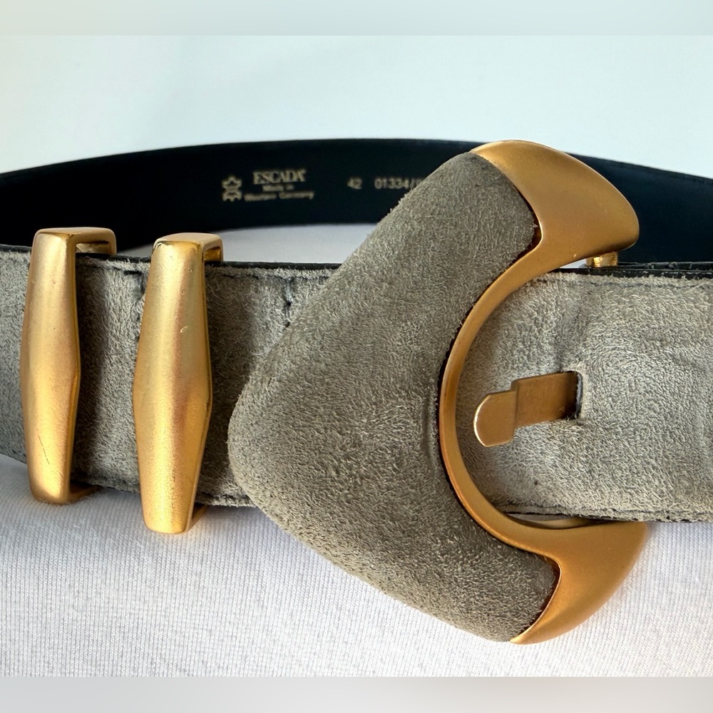 Escada Suede statement belt, matte gold hardware, suede buckle, L, 33-36” - Picture 4 of 9
